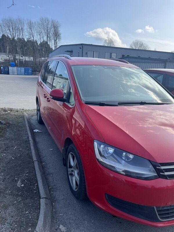 Röd Begagnad 2012 VW Sharan Minibuss | 75 000 kr - Bild 1/4