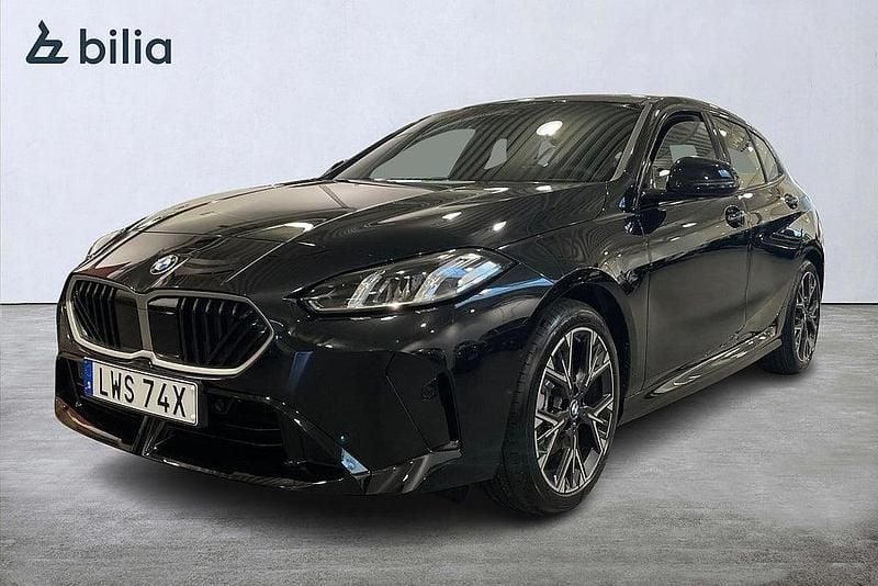 Svart Begagnad 2026 BMW 120 Halvkombi | 414 900 kr - Bild 1/4