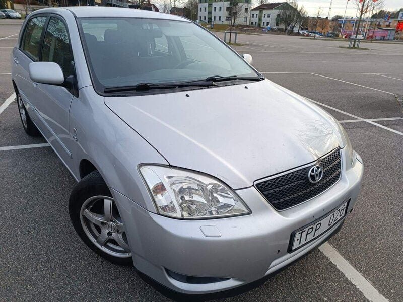 Silver Begagnad 2002 Toyota Corolla Halvkombi | 34 900 kr (Bra pris) - Bild 1/4