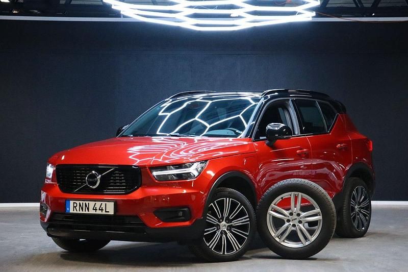 Röd Begagnad 2020 Volvo XC40 R-Design SUV | 349 800 kr (Marknadspris) - Bild 1/4
