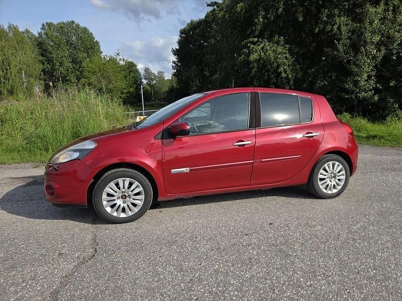 Röd Begagnad 2012 Renault Clio R.S. Halvkombi | 49 000 kr (Marknadspris) - Bild 1/4