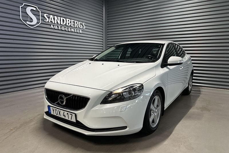 Vit Begagnad 2017 Volvo V40 Kinetic Halvkombi | 164 500 kr (Marknadspris) - Bild 1/4