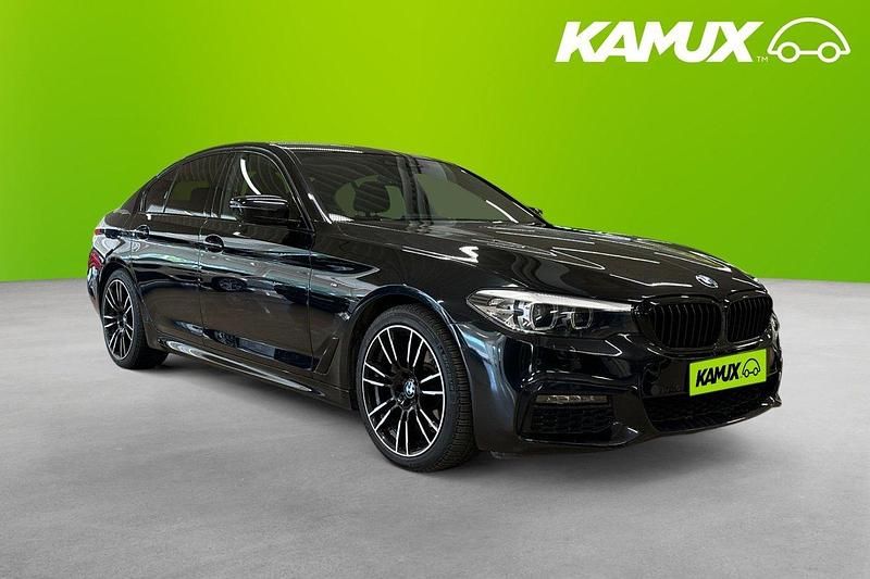 Svart Begagnad 2019 BMW 520 M Sport Sedan | 319 800 kr (Bra pris) - Bild 1/4