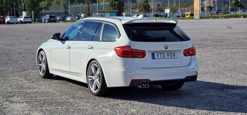 Vit Begagnad 2018 BMW 330 M Sport Kombi | 247 000 kr (Marknadspris) - Bild 1/4