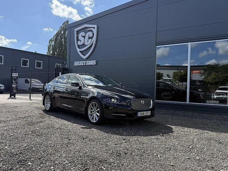 Svart (ultimate black) Begagnad 2012 Jaguar XJ Sedan | 219 900 kr (Marknadspris) - Bild 1/4