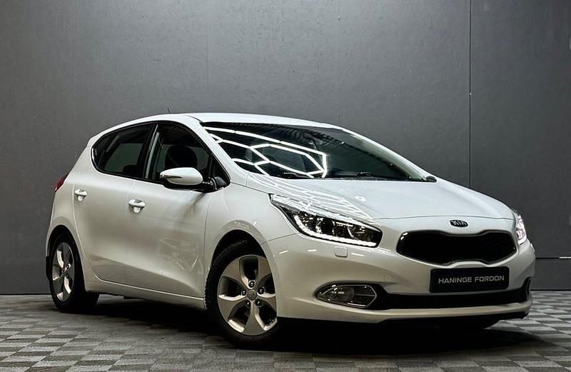 Begagnad Kia Ceed Comfort 135 HK (99 kW) 2013 Vit Halvkombi
