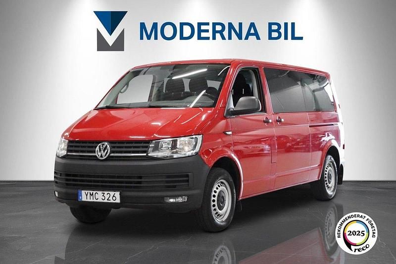 Röd Begagnad 2018 VW Caravelle Minibuss | 269 400 kr (Superpris) - Bild 1/4
