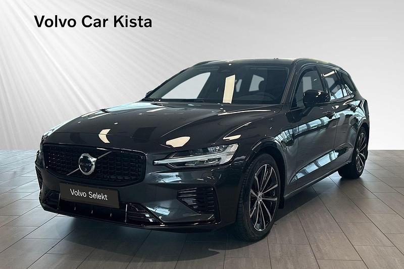 Grå Begagnad 2025 Volvo V60 Plus Kombi | 484 900 kr (Marknadspris) - Bild 1/3