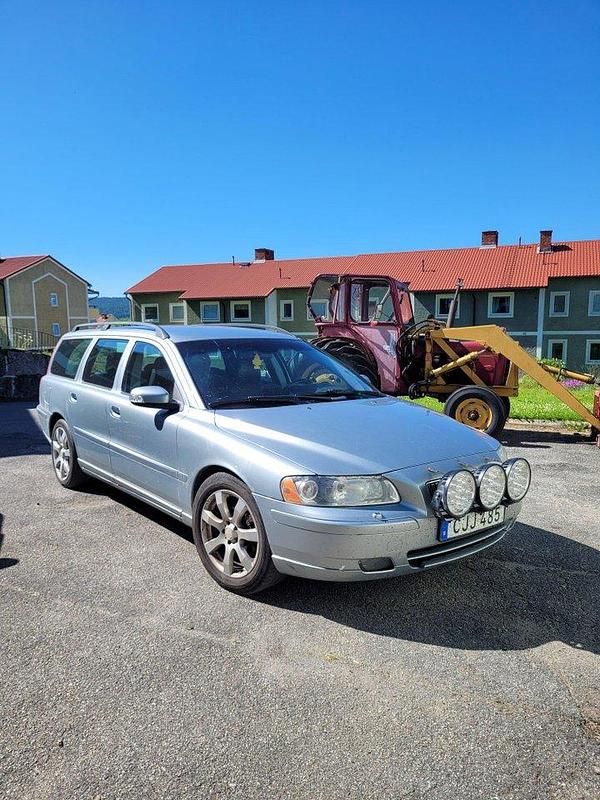 Silver Begagnad 2008 Volvo V70 Kombi | 36 000 kr (Marknadspris) - Bild 1/4