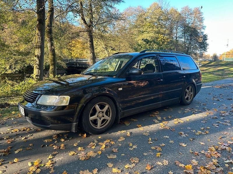 Svart Begagnad 2000 VW Passat Comfortline Kombi | 16 900 kr - Bild 1/4