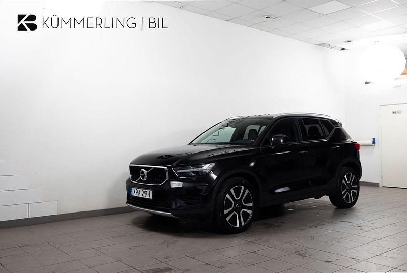 Svart Begagnad 2019 Volvo XC40 Momentum SUV | 284 900 kr (Marknadspris) - Bild 1/4