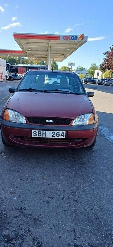 Röd Begagnad 2001 Ford Fiesta Halvkombi | 7 500 kr - Bild 1/4