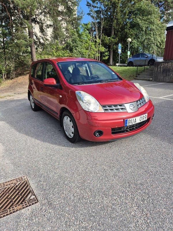 Röd Begagnad 2008 Nissan Note Minibuss | 45 000 kr (Marknadspris) - Bild 1/4