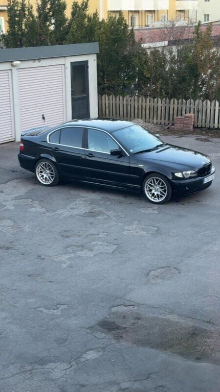 Svart Begagnad 2003 BMW 320 Sedan | 72 000 kr (Dyr) - Bild 1/4