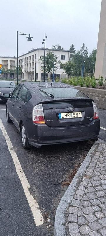 Grå Begagnad 2008 Toyota Prius Halvkombi | 69 999 kr (Marknadspris) - Bild 1/4