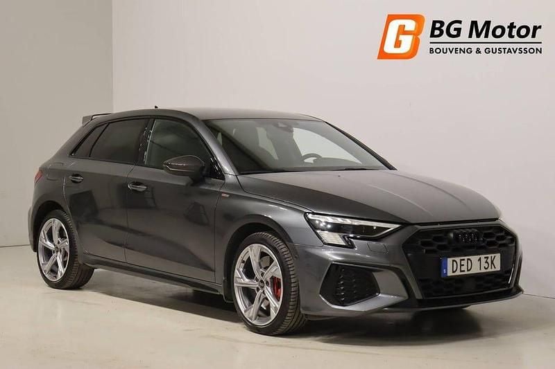 Grå Begagnad 2023 Audi A3 S-Line | 329 700 kr (Marknadspris) - Bild 1/4