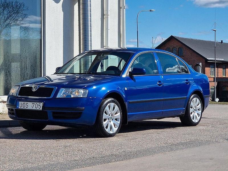 Mörkblå Begagnad 2002 Skoda Superb Sedan | 49 900 kr - Bild 1/4