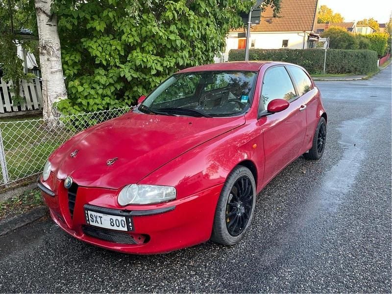 Röd Begagnad 2002 Alfa Romeo 147 Halvkombi | 19 000 kr - Bild 1/4