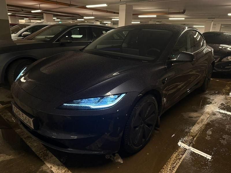 Stealth grey Begagnad 2024 Tesla Model 3 Long Range AWD Sedan | 479 000 kr (Dyr) - Bild 1/4