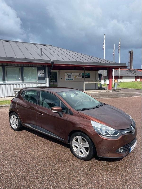Brun Begagnad 2015 Renault Clio IV Halvkombi | 84 000 kr (Marknadspris) - Bild 1/4