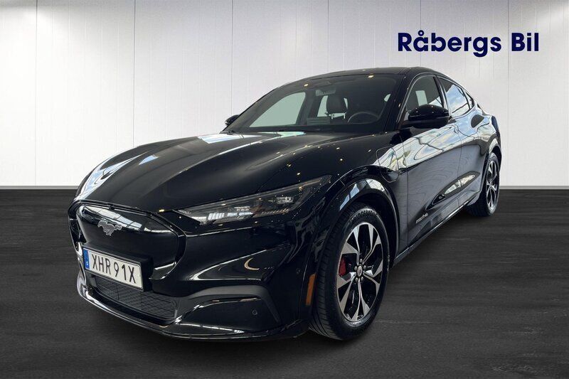 Svart Begagnad 2022 Ford Mustang Mach-E SUV | 439 800 kr (Lite dyr) - Bild 1/4