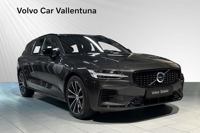 Grå Begagnad 2024 Volvo V60 Plus Kombi | 489 900 kr (Marknadspris) - Bild 1/3