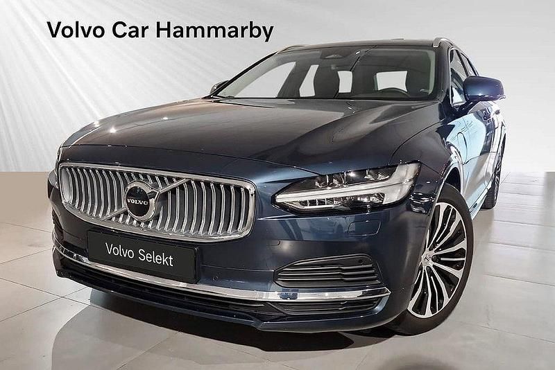 Mörkblå Begagnad 2022 Volvo V90 Core Kombi | 419 000 kr (Marknadspris) - Bild 1/3