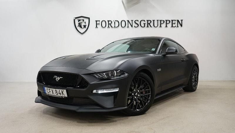 Svart Begagnad 2021 Ford Mustang GT Performance Edition Sportkupé | 489 800 kr (Marknadspris) - Bild 1/4