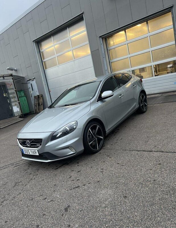 Silver Begagnad 2013 Volvo V40 R-Design Kombi | 96 000 kr (Bra pris) - Bild 1/4