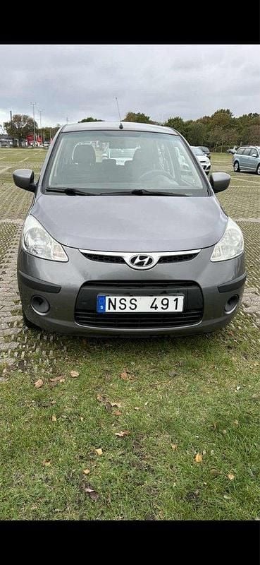 Grå Begagnad 2010 Hyundai i10 Halvkombi | 27 900 kr (Marknadspris) - Bild 1/4