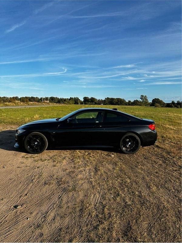 Svart Begagnad 2014 BMW 428 M Sport Sportkupé | 205 000 kr (Marknadspris) - Bild 1/4