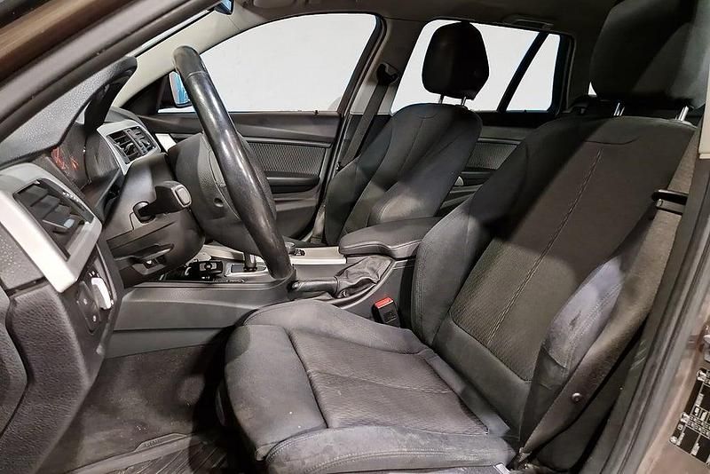 Begagnad BMW 328 245 HK (180 kW) 2012 Brun Kombi