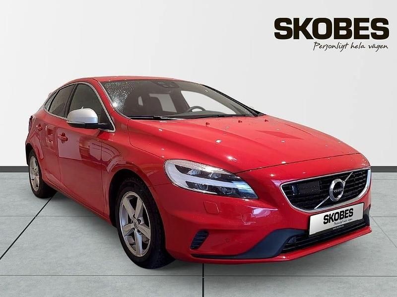 Röd Begagnad 2019 Volvo V40 R-Design Halvkombi | 219 900 kr (Marknadspris) - Bild 1/3