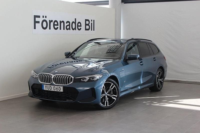 Blå (arctic race blå metallic) Begagnad 2024 BMW 330e M Sport Kombi | 519 000 kr (Marknadspris) - Bild 1/4