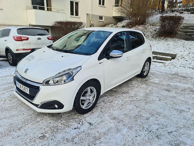 Vit Begagnad 2016 Peugeot 208 Style Halvkombi | 54 900 kr (Marknadspris) - Bild 1/4