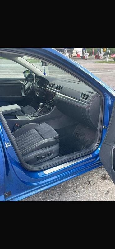 Blå Begagnad 2021 Skoda Superb Business Line Kombi | 290 000 kr (Superpris) - Bild 1/4