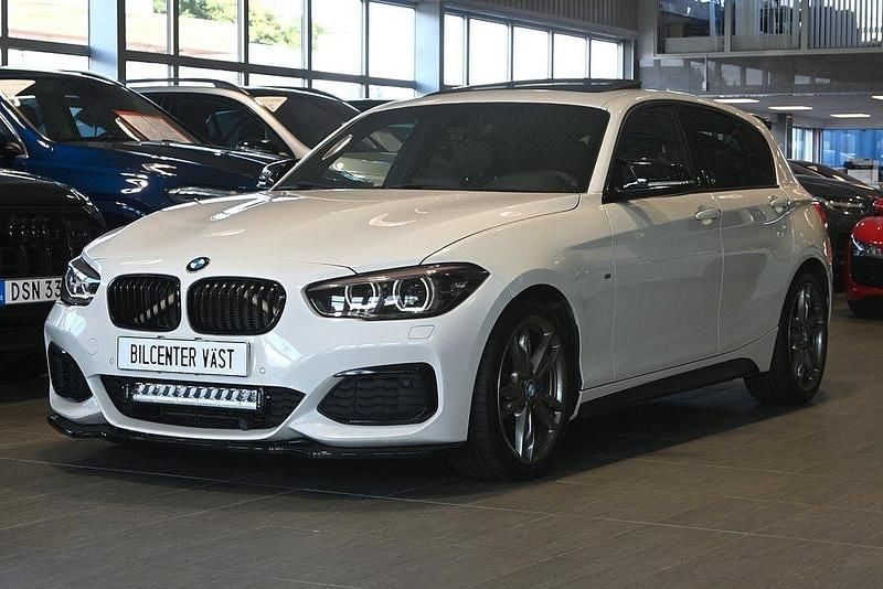 Vit Begagnad 2015 BMW M135 M Sport Halvkombi | 299 000 kr (Marknadspris) - Bild 1/4