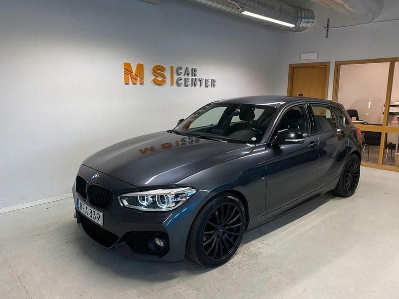 Grå Begagnad 2016 BMW 118 M Sport Halvkombi | 139 900 kr (Marknadspris) - Bild 1/4