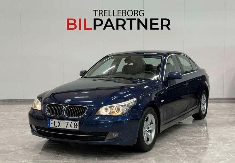 Blå Begagnad 2007 BMW 523 Sedan | 49 900 kr (Marknadspris) - Bild 1/4