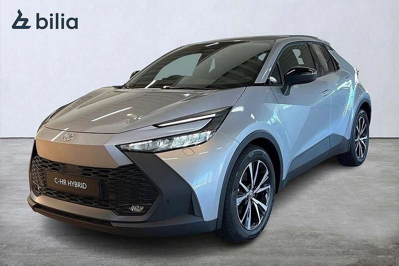 Silver Ny 2025 Toyota C-HR Style SUV | 391 500 kr (Marknadspris) - Bild 1/4