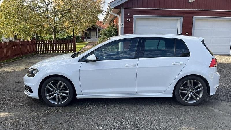 Vit Begagnad 2017 VW Golf VII Highline Halvkombi | 153 000 kr (Marknadspris) - Bild 1/4