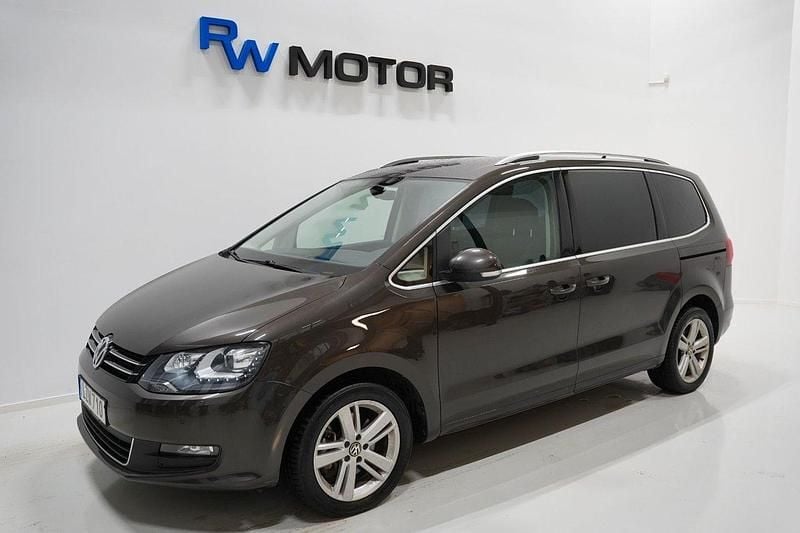 Mörkbrun Begagnad 2015 VW Sharan Minibuss | 149 800 kr (Lite dyr) - Bild 1/4
