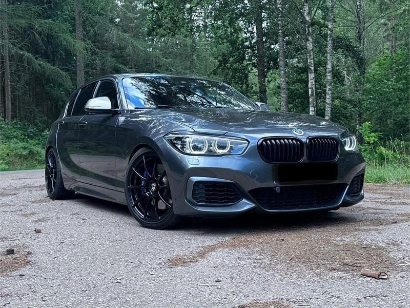 Begagnad 2018 BMW M140 M Sport Halvkombi | 496 000 kr - Bild 1/4