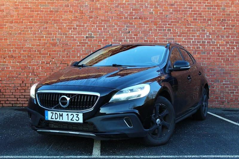 Begagnad 2018 Volvo V40 Halvkombi | 139 000 kr (Marknadspris) - Bild 1/4