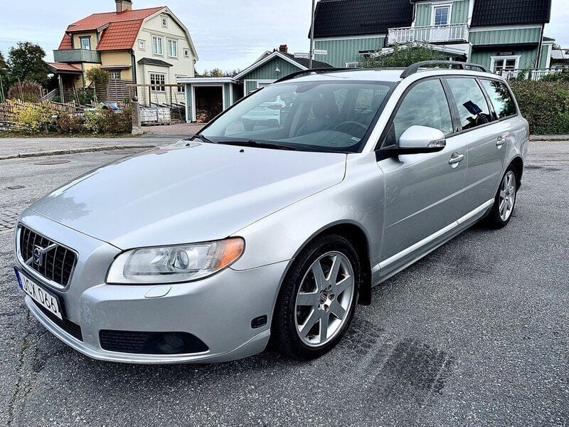 Ljusgrå Begagnad 2008 Volvo V70 Momentum Kombi | 62 900 kr (Marknadspris) - Bild 1/4