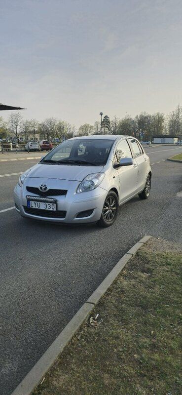 Silver Begagnad 2009 Toyota Yaris Halvkombi | 39 000 kr (Marknadspris) - Bild 1/4