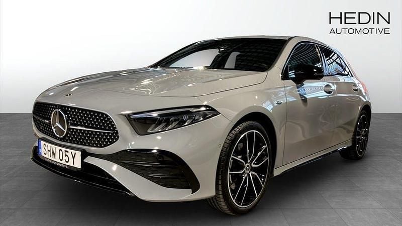Grå Ny 2025 Mercedes A250 AMG | 429 000 kr (Dyr) - Bild 1/4