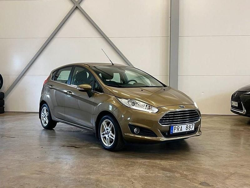 Brun Begagnad 2013 Ford Fiesta Titanium Halvkombi | 79 900 kr (Lite dyr) - Bild 1/4