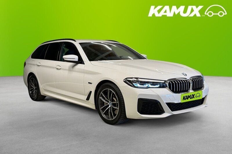 Vit Begagnad 2022 BMW 530e M Sport Kombi | 428 900 kr (Marknadspris) - Bild 1/4