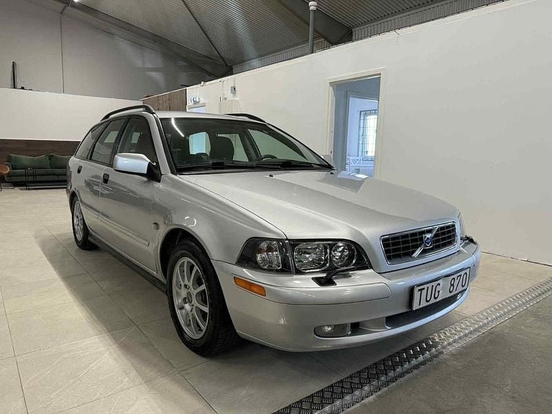 Ljusgrå Begagnad 2002 Volvo V40 Kombi | 49 900 kr (Lite dyr) - Bild 1/4